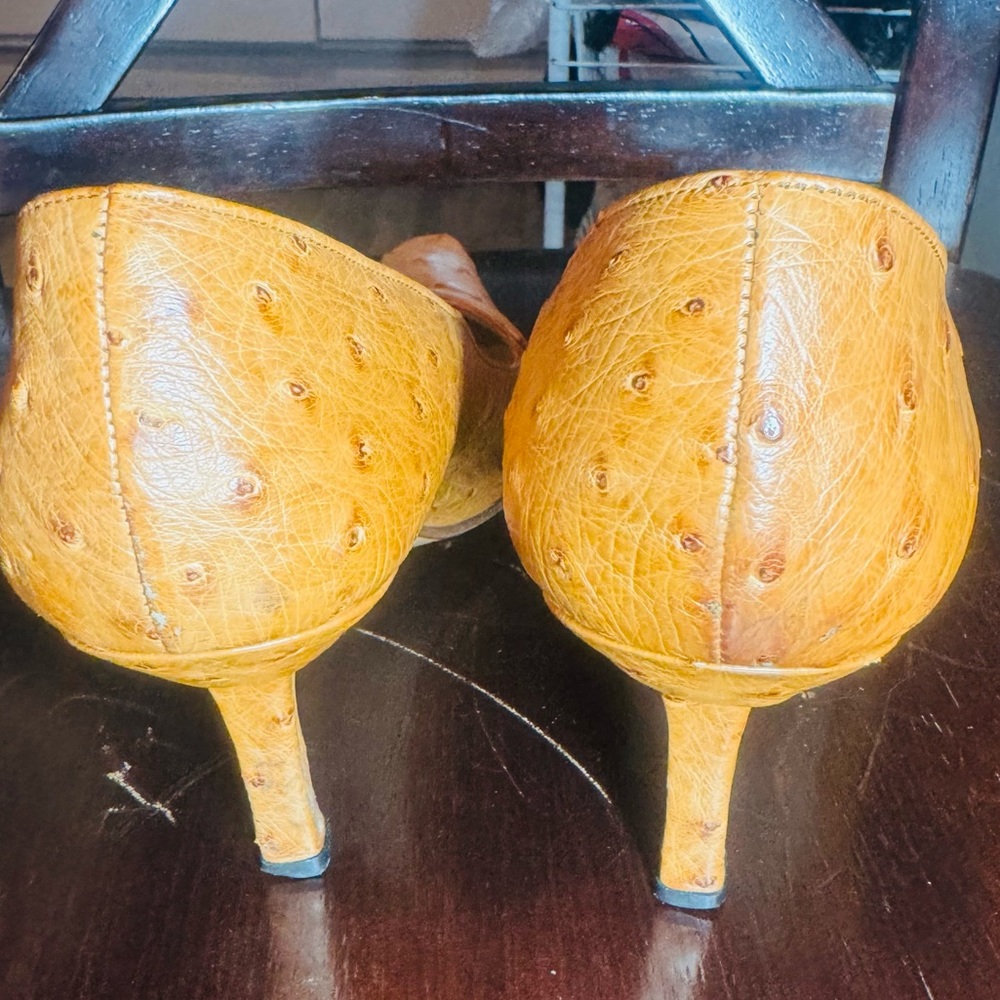 Vintage Manolo Blahnik / Size 6.5 - Picture 4 of 5